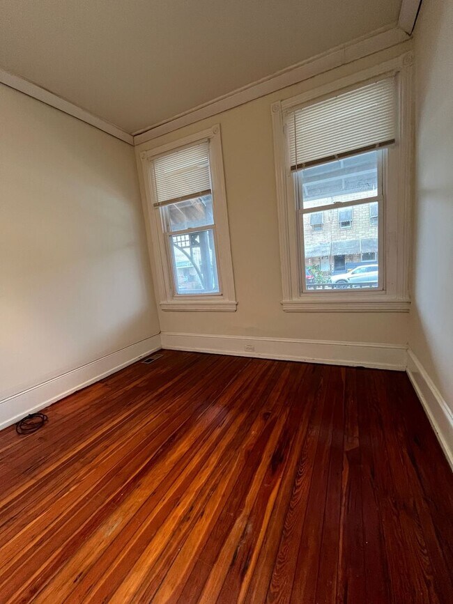 Building Photo - ???Spacious 4 Bedroom 1.5 Bath house locat...