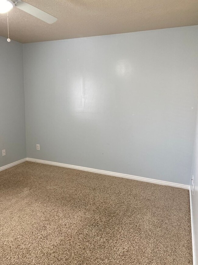 Building Photo - 2 Bed 1 Bath Brentwood Condo