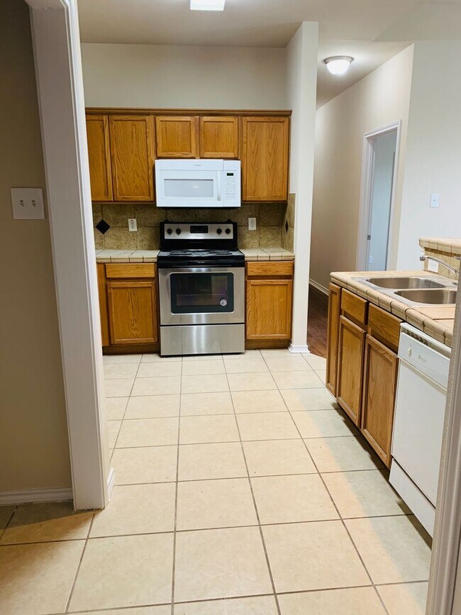 Building Photo - Charming 3/2 Duplex with Garage — No Carpet, Fenced Yard!
