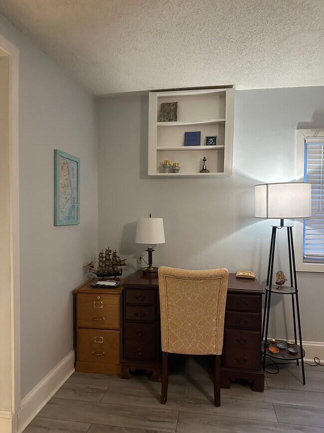 Building Photo - Updated 2 Bed 1 Bath Duplex