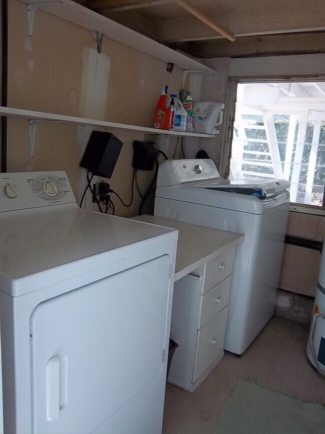 Building Photo - Stunning 2 Bedroom and 2 Bathroom Back House Available Now!