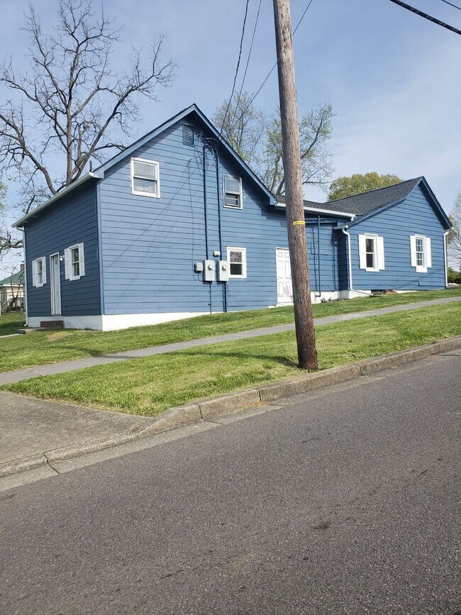 Building Photo - 224 Lamont St