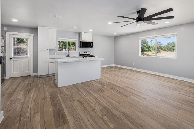 Building Photo - 1421.5 Viejas View Ln