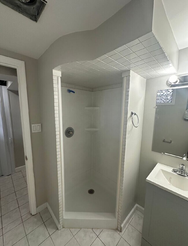 Building Photo - Spacious Three Bedroom House In Baltimore ...