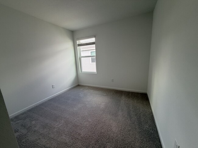 Building Photo - 523 Holly Lks Dr