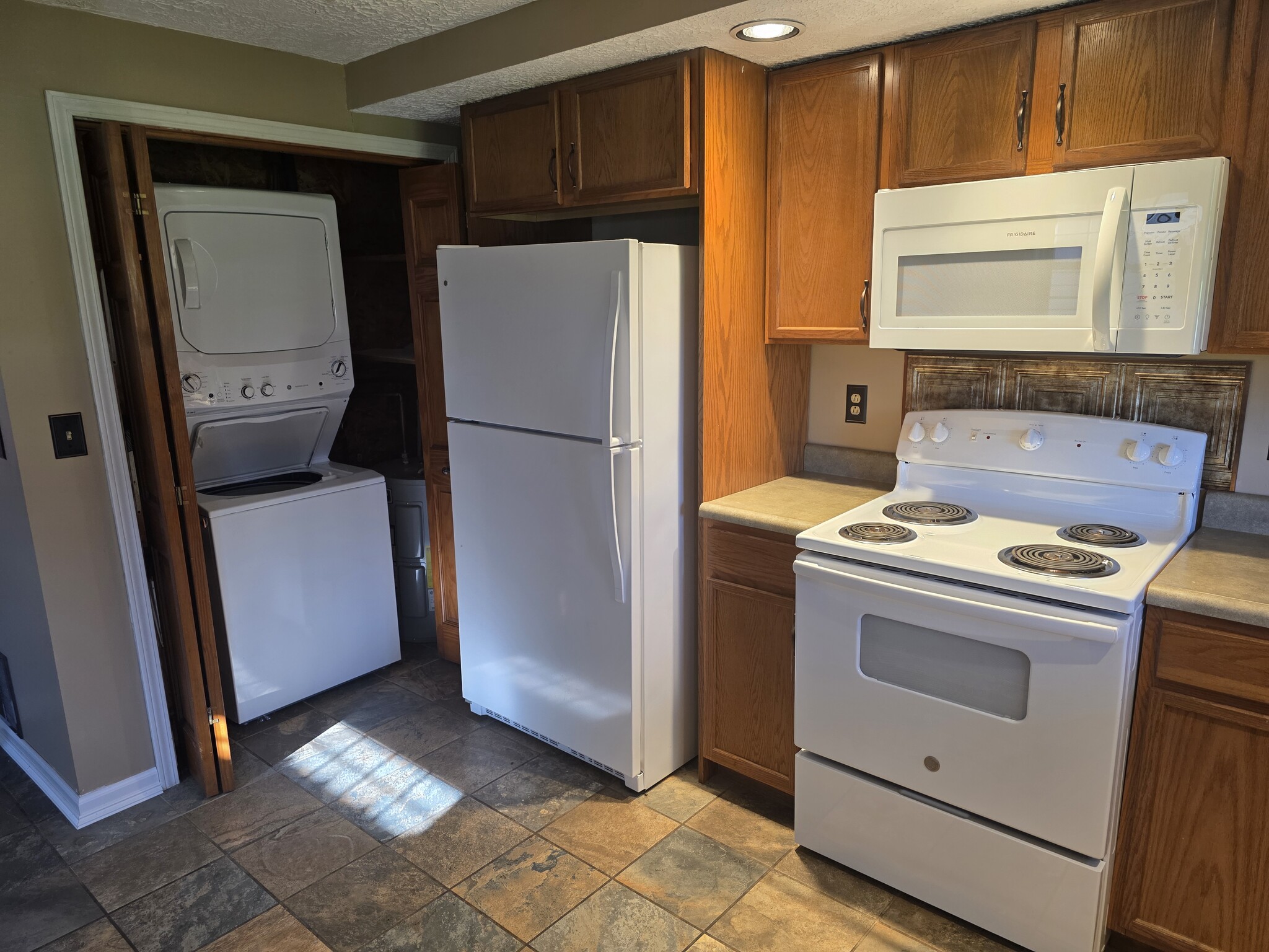 Building Photo - 9997 E Davis Ave