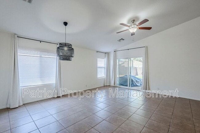 Building Photo - 2530 E Camellia Dr