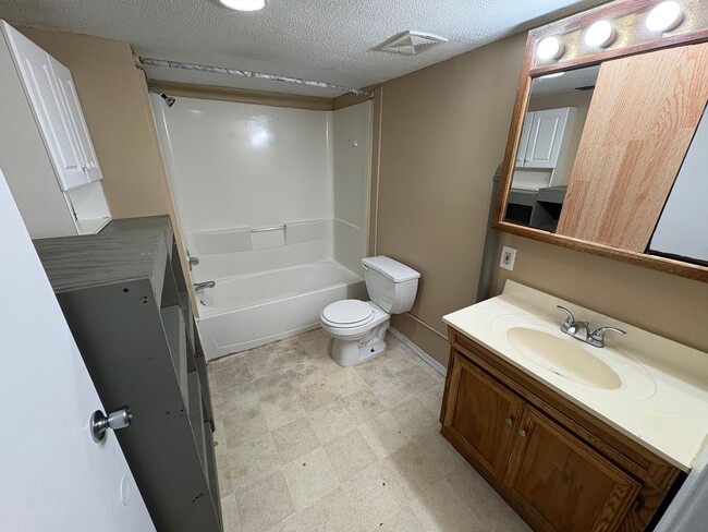 Building Photo - Home w/ Huge 2-stall Garage