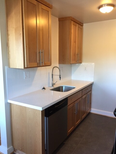 Building Photo - Remodel Hardwood Floors, Quartz, SS Appli,...