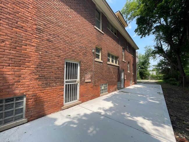 Building Photo - 4708 Lakewood St