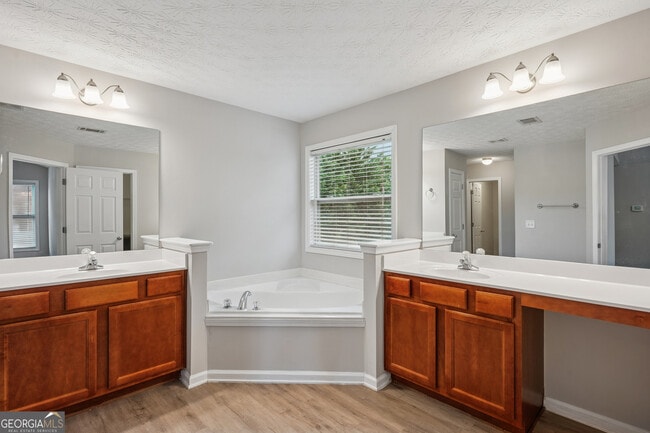 Building Photo - 2040 Village Green Dr