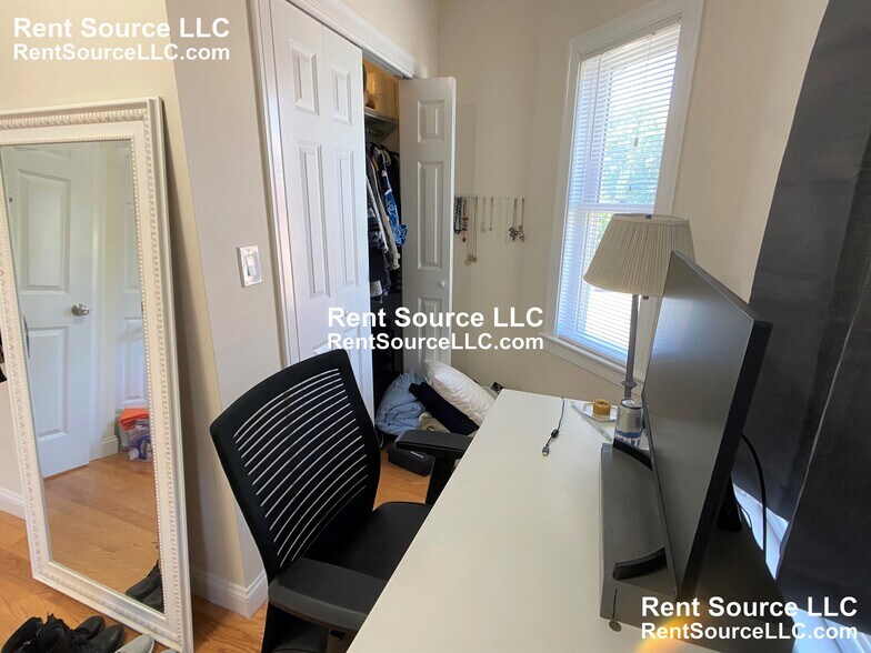 Building Photo - 537 Main St