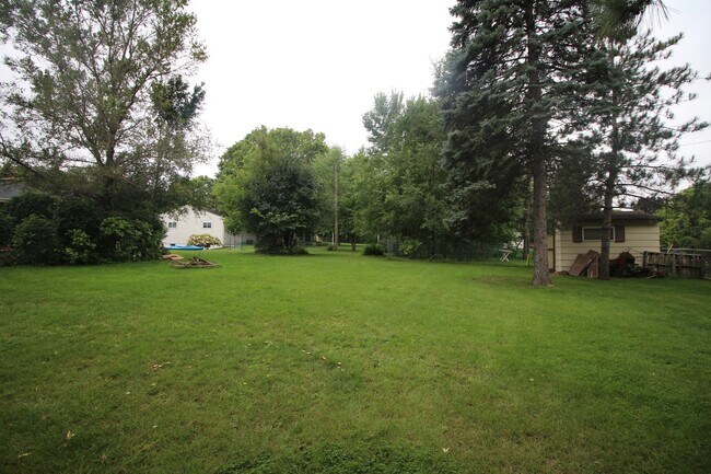 Building Photo - Beautifully updated 'Tonka rental available! 3 beds 2 baths in Royal Hills!