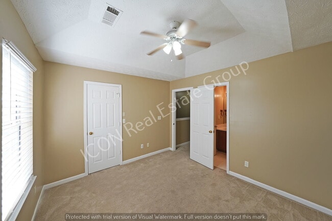 Building Photo - 2/2.5 End unit town home close to dining and shopping