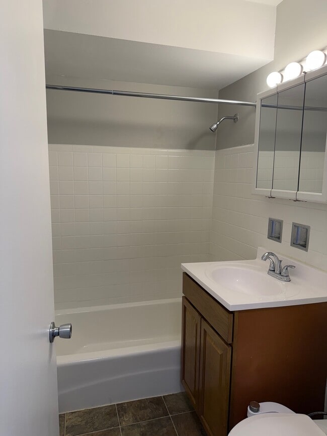 Building Photo - Colonial Gardens