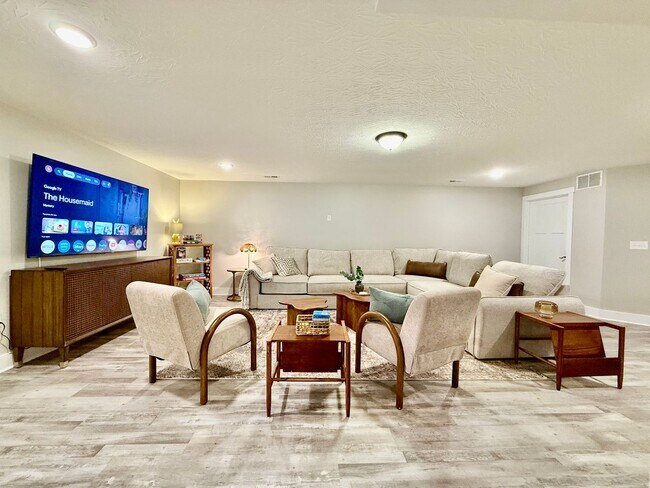 Building Photo - New 5BR Retreat With Hot Tub 2 Living Areas WC, OH