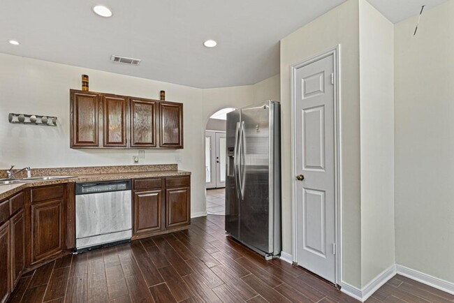 Building Photo - 8814 Pine Forest Dr