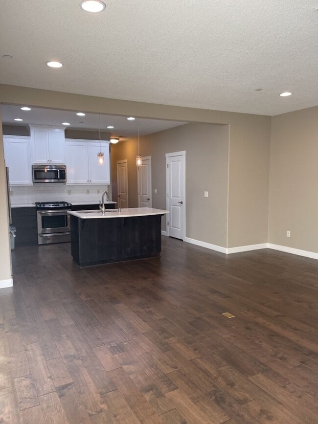 Building Photo - Beautiful Townhome in Camas!