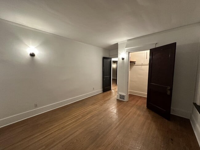 Building Photo - 1105 N Bourland Ave