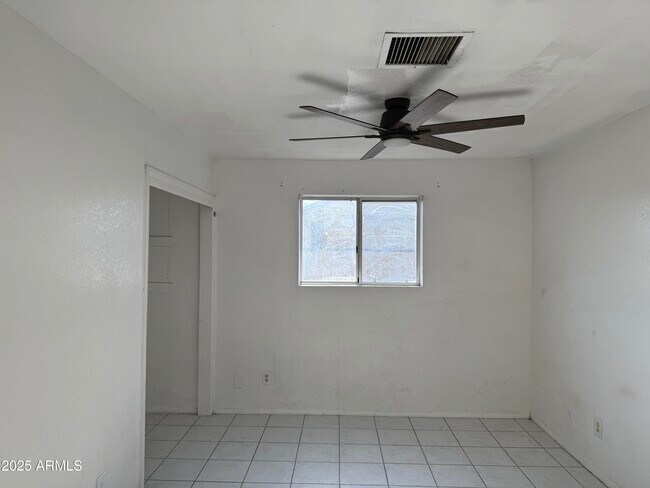 Building Photo - 2024 E Saint Catherine Ave