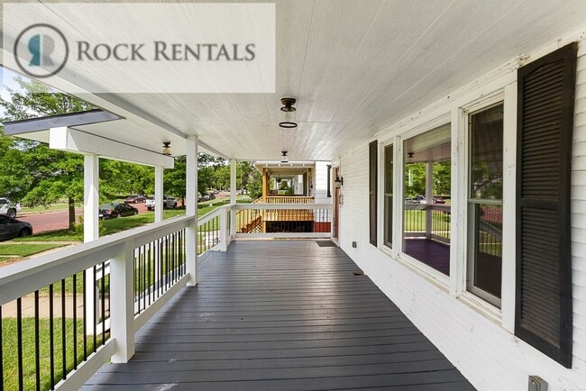 Building Photo - Large Updated Three Bed Two Bath with Patio
