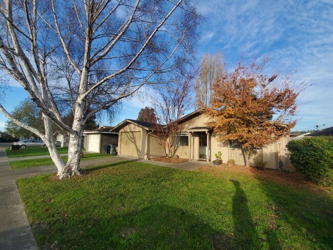 Building Photo - 3-bedroom home with remodeled kitchen and ...