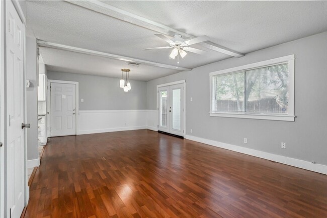 Building Photo - 2121 Travis Dr