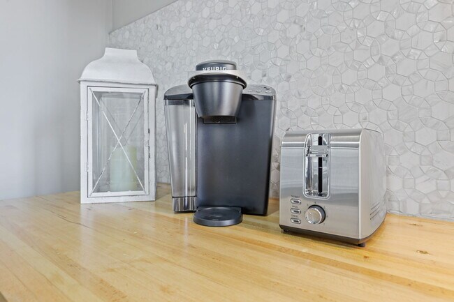 Building Photo - 550 E Town St