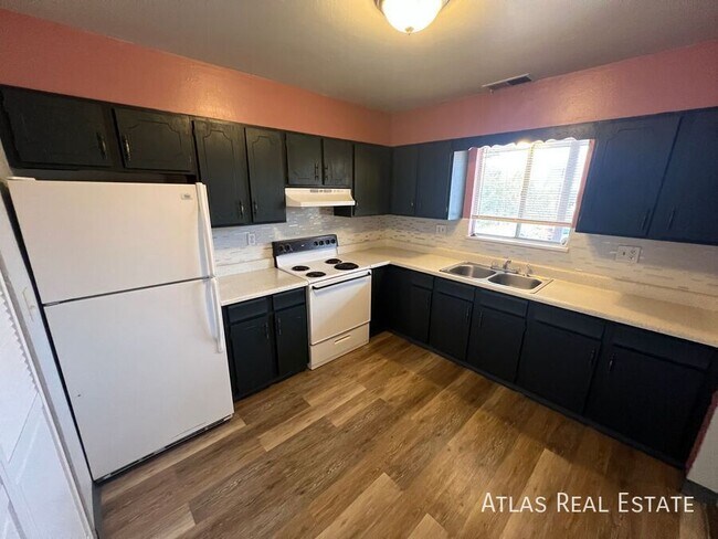 Building Photo - 1017 Delaware Dr