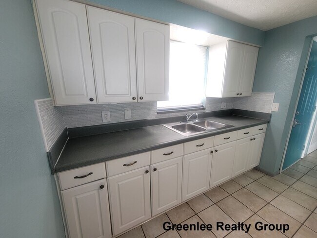 Building Photo - Cute 1/1 Apartment with Tile Floors & Private Patio!!