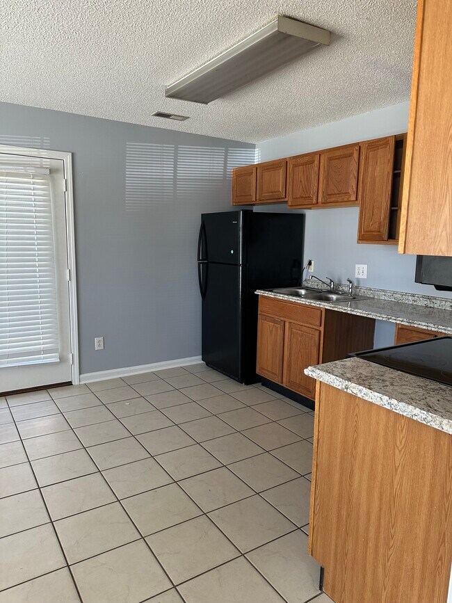 Building Photo - 510 Pine Knoll Dr