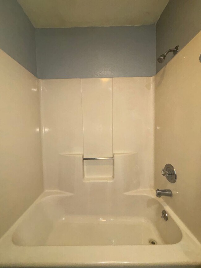 Building Photo - Beautiful 2 bedroom 1 bath 1 car garage