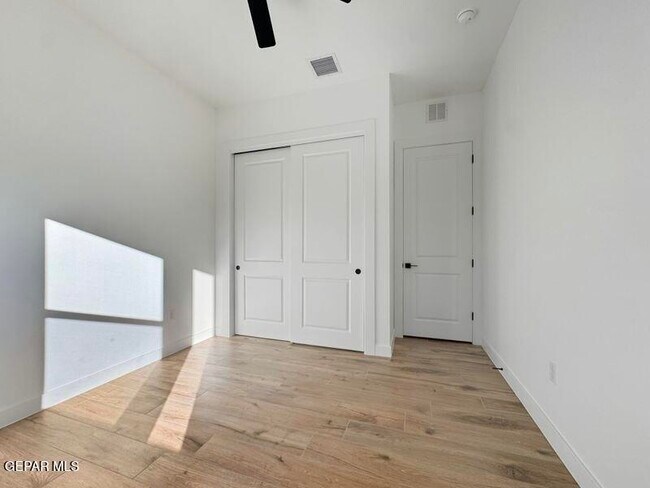 Building Photo - 5636 River Run St