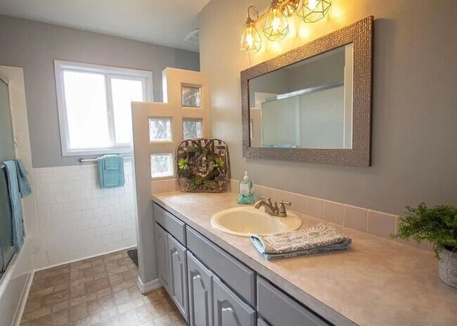 Building Photo - Spacious 4 Bed / 3 Bath Home – Great for Roommates!