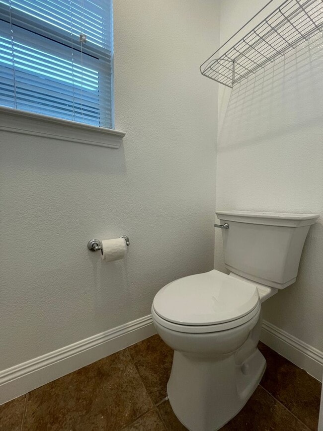 Building Photo - Freshly Updated & Move-In Ready
