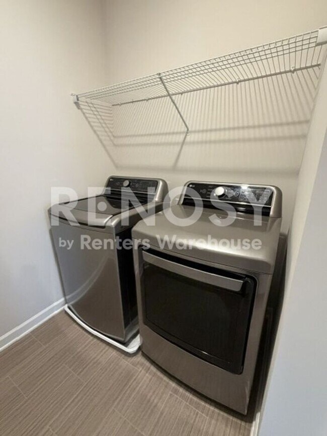Building Photo - The fully furnished 3 Bedroom 3 bath home is just what you need!