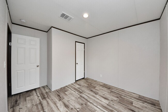 Building Photo - 1556 Brown Rd