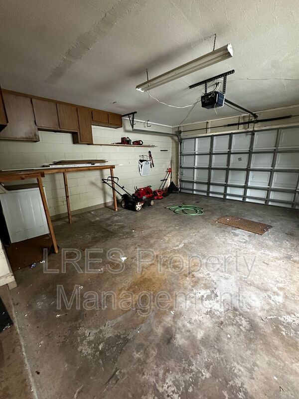 Building Photo - 2719 Merrie Oaks Rd