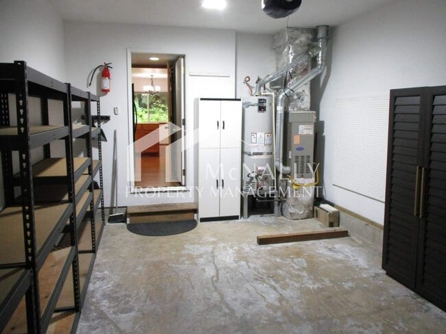 Building Photo - Charming 2 Bedroom 2 Bath Duplex