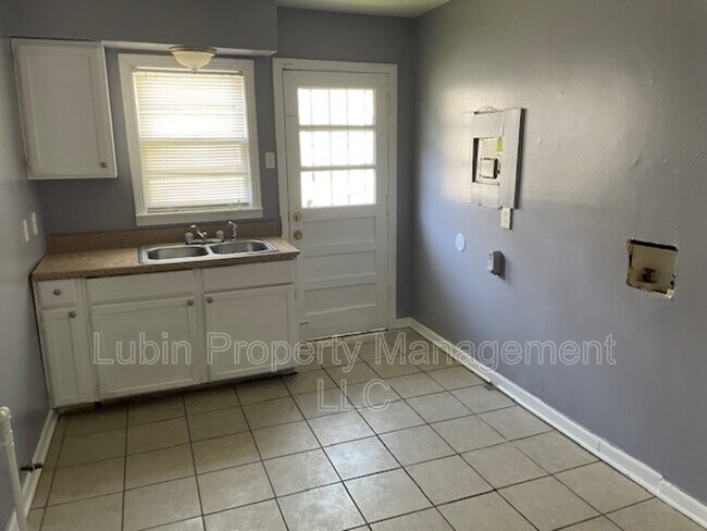 Building Photo - 1070 S Highland St