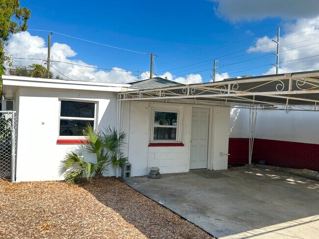 Primary Photo - Updated 1 Bed 1 Bath Unit in Super Convenient Location!