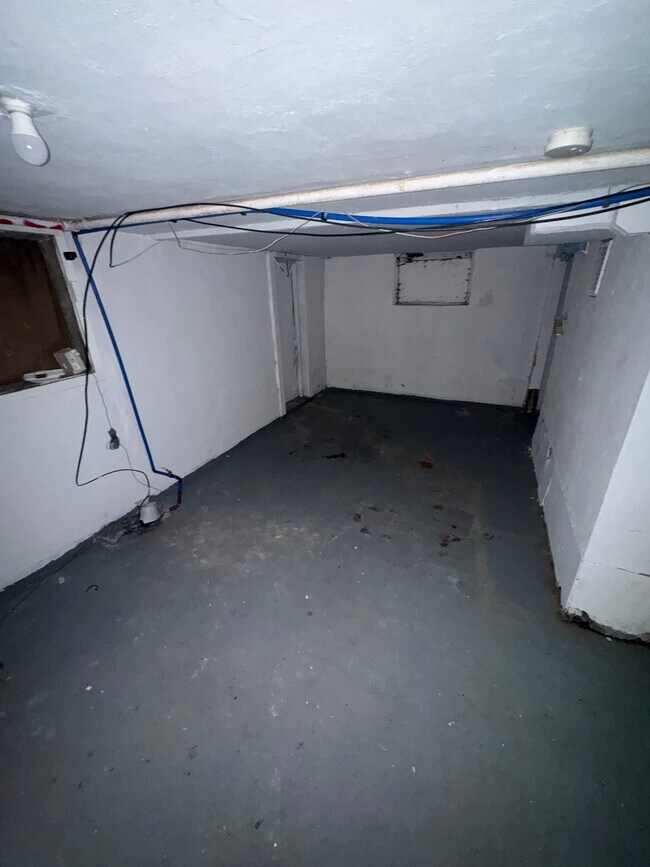 Building Photo - 2127 Elliott Ave