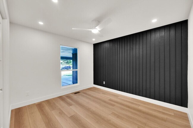 Building Photo - 1210 E Bonner Way