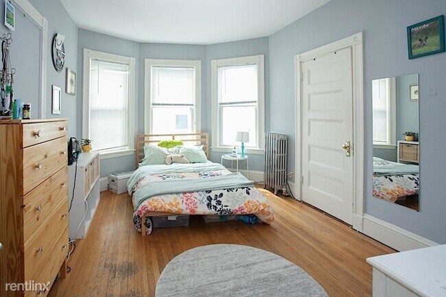 Building Photo - 4 br, 1 bath  - 3 Kinnaird St # 3A