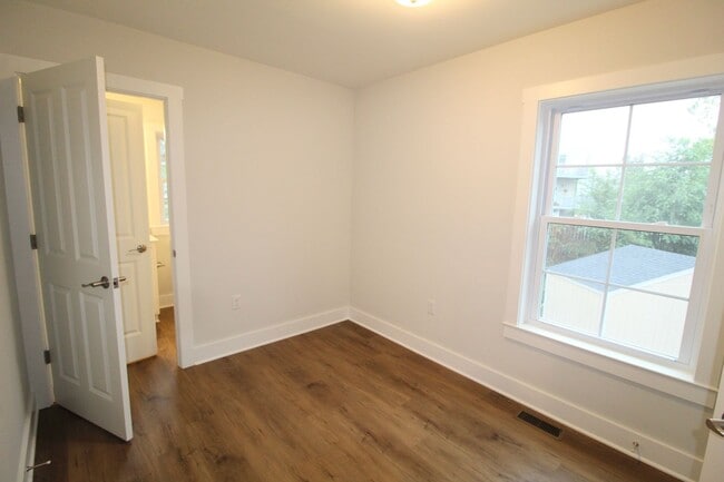 Building Photo - Lease assignment