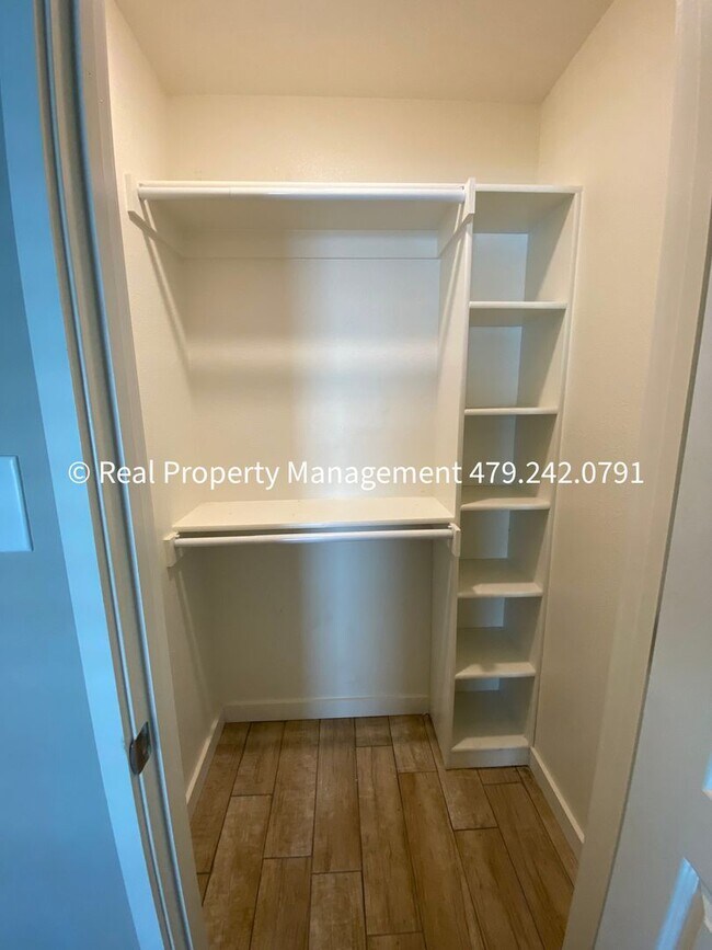 Building Photo - HALF OFF MOVE IN RENT!! 2 Bed 2 Bath Duplex close to Baptist Health