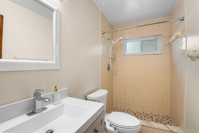 Building Photo - Home For Rent in St Petersburg!