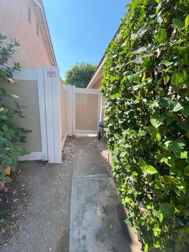 Building Photo - Beautiful Remodeled 2 Bed / 2 Bath Home in...