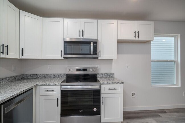 Building Photo - Luxury 3BR Townhome in Hickory – First Mon...