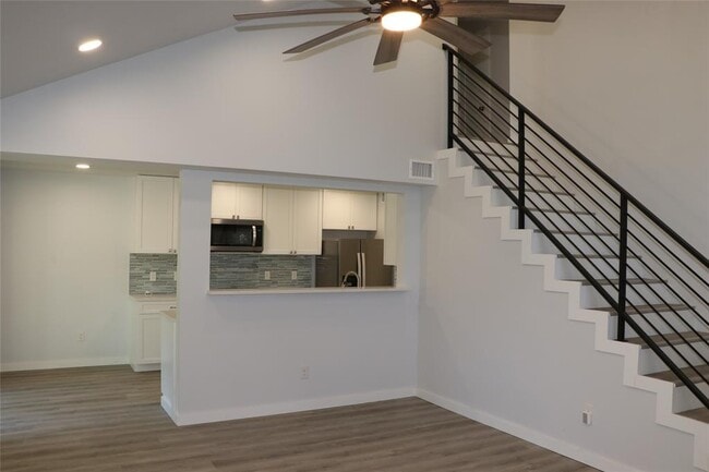 Building Photo - 8903 Mesa Dr